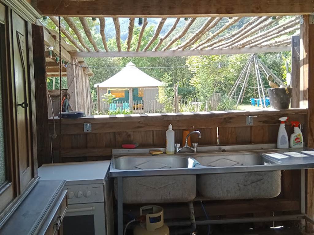 cuisine d été camping, evier, gaziniere et vaisselle à disposition, frigidaire à reserver