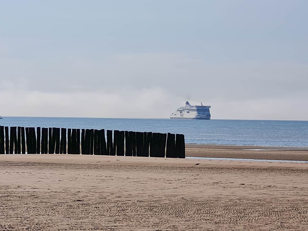 La plage et ses brise-lames