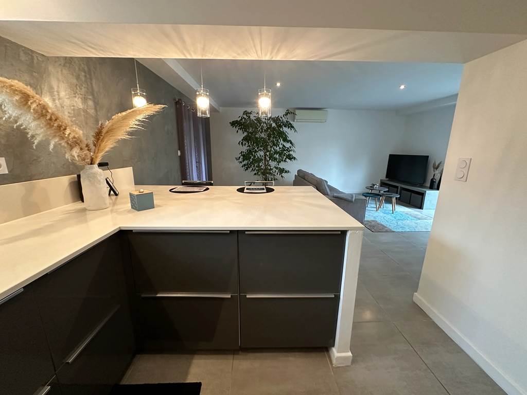 Cuisine ouverte sur le séjour, idéale pour des vacances conviviales