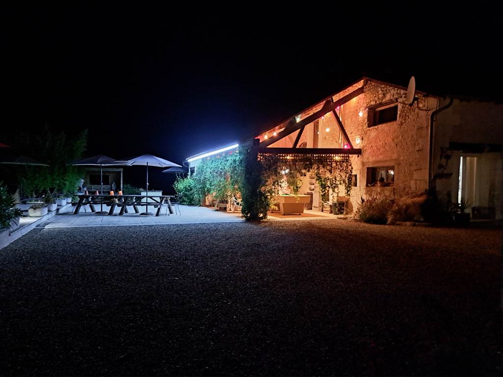 Bar et terrasse eclaires