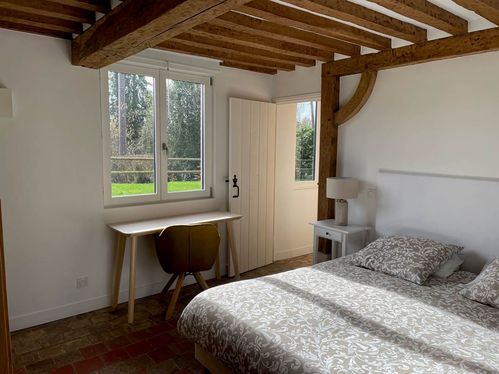 Un coin bureau lumineux dans la suite parentale 'Sous le cedre'