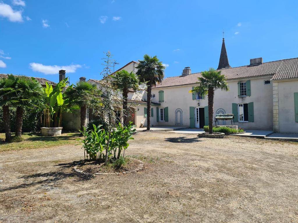 <img src="parc-hacienda-soubran.jpg"       alt="Parc arboré de 4 hectares de L’Hacienda de Soubran"       title="Parc et étang de L’Hacienda de Soubran, Charente-Maritime">