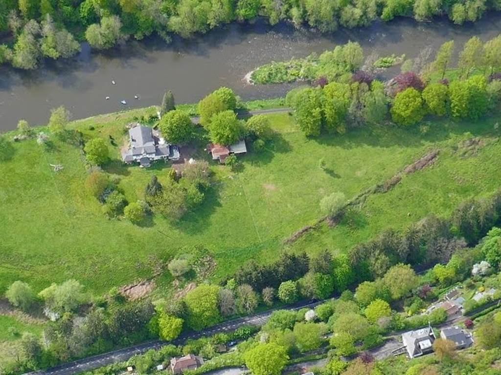 Luchtfoto van de ecolodge en het omliggende Ardense landschap aan de Amblève