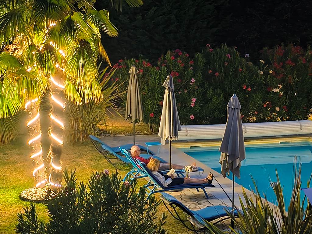 piscine-chauffee-maison-famille-la-fleche-soiree.jpg