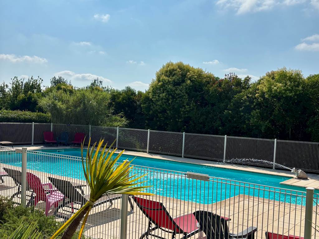 Les Mazets du Rouret - Vue sur la piscine