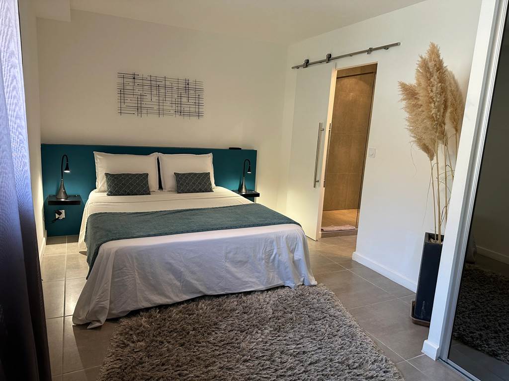 Chambre spacieuse avec literie haut de gamme et ambiance apaisante