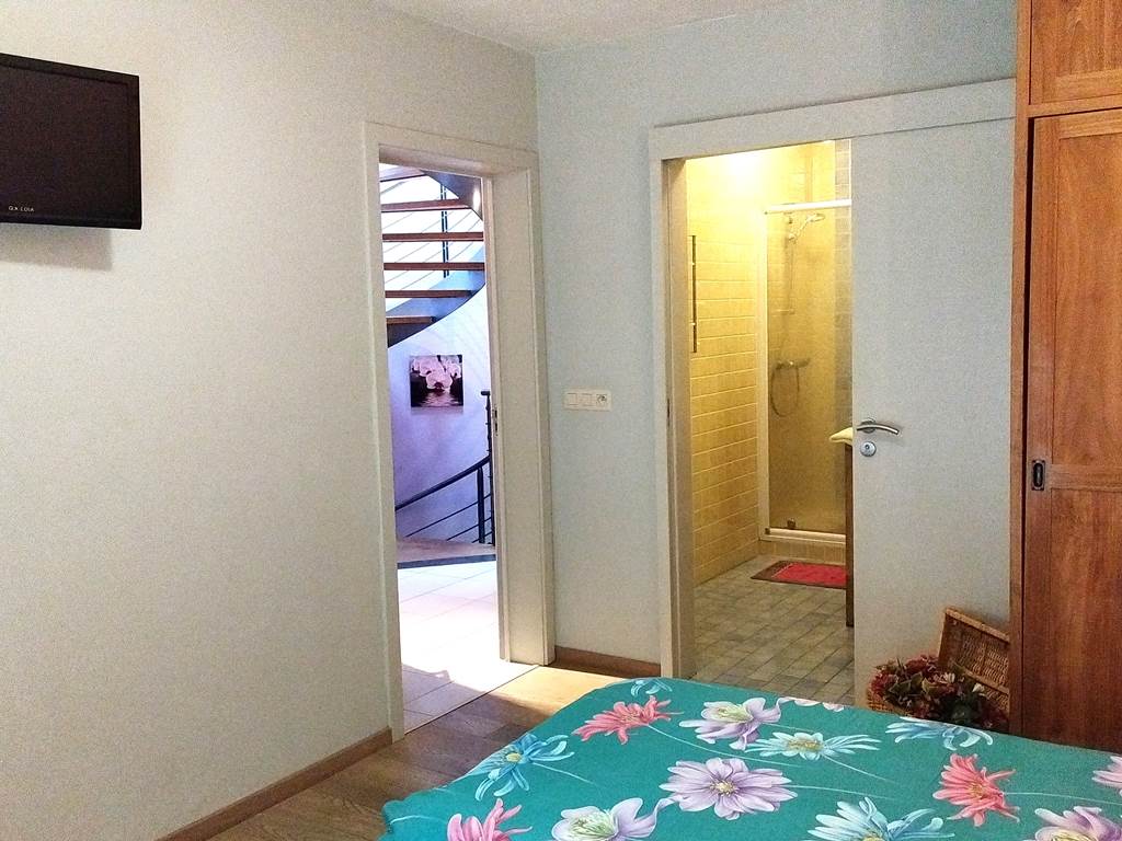 au premier étage, la chambre lits jumeaux donnant sur la cour
