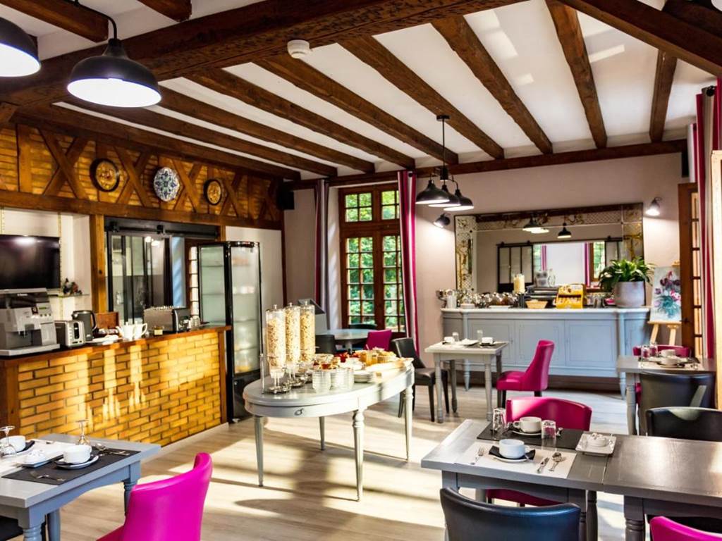Hostellerie du grand duc salle de petit dej 1