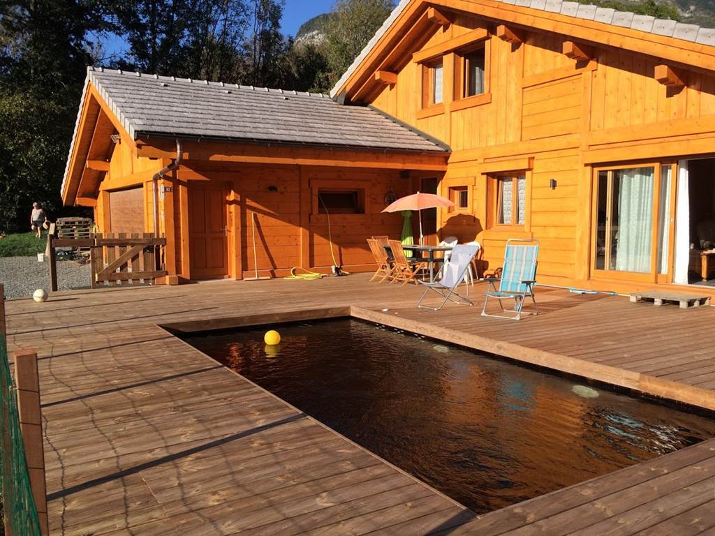 Vue de la terrasse bois avec sa piscine aussi en bois