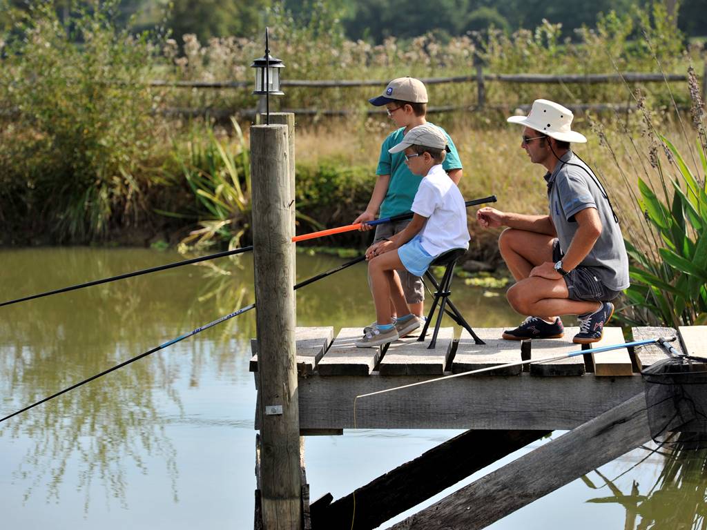 Le petit étang de pêche du Domaine de Louveraude en Nouvelle Aquitaine