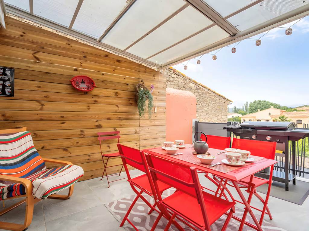 terrasse-exterieure-table-rouge-gite-famille