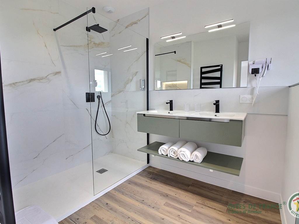 villa_emeraude_salle_eau_GDF82023