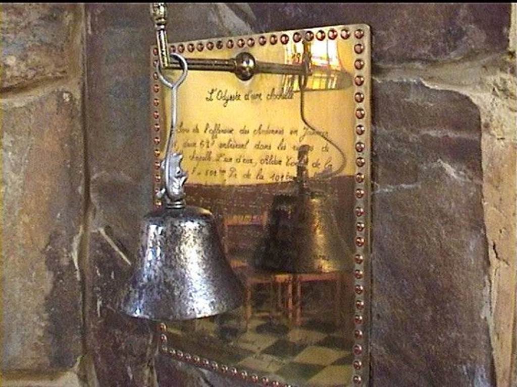 La Clochette qui se repose dans le choeur de la Chapelle Sainte Barbe