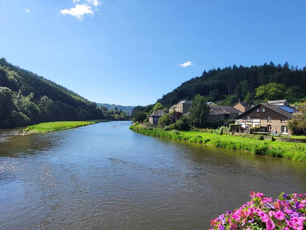 la Rivière La Semois, vue de la passerelle à Mouzaive