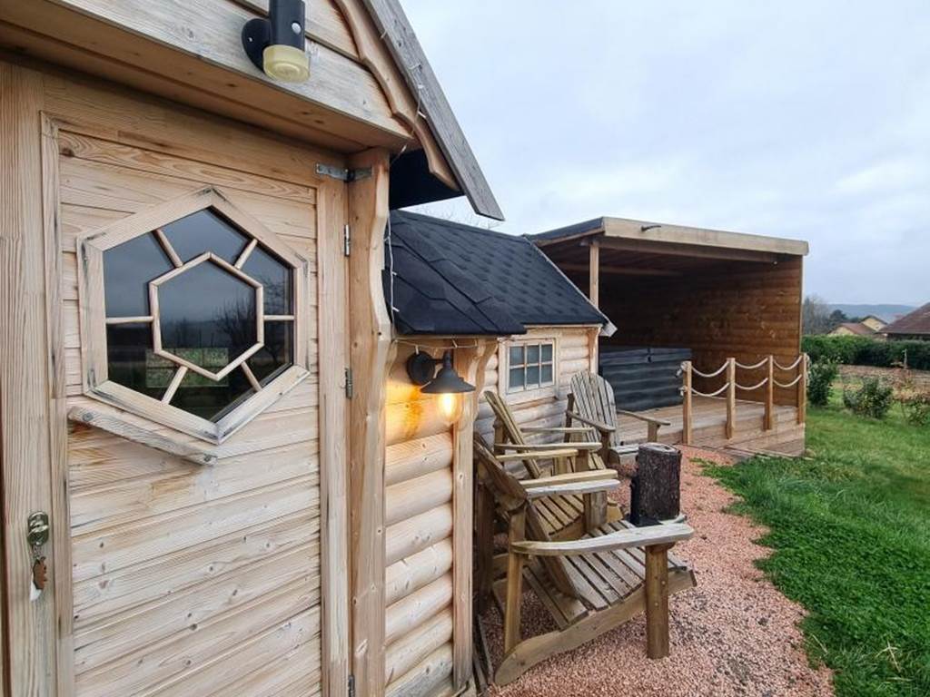 Séjour insolite avec spa privatif et ambiance nordique près de Roanne