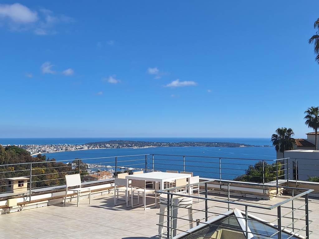 Terrasse panoramique lumineux vue mer villa
