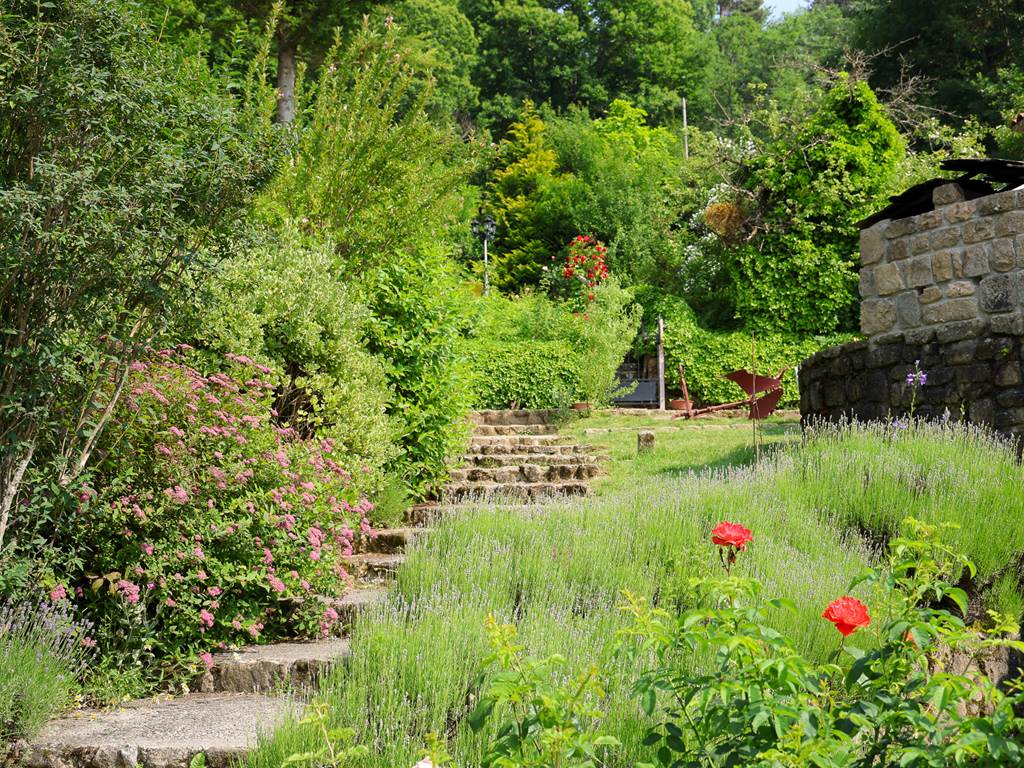 Jardin, escalier menant au gîte Bournette