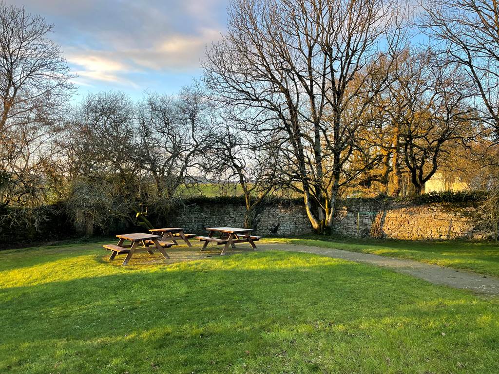 jardin clos avec ses tables pique niques