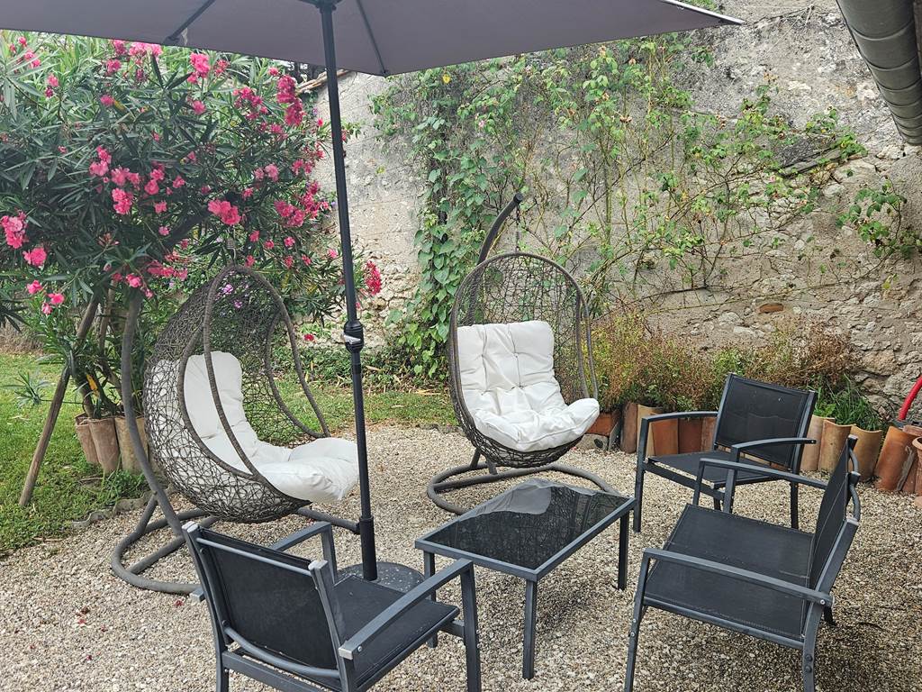 salon-de-jardin-apero-fauteuil-relax-gite-chambres-hotes