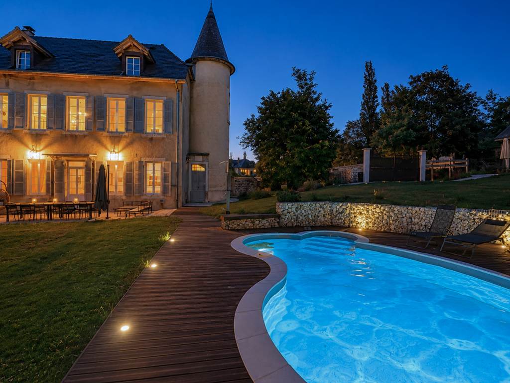 Piscine extérieure d'un manoir de charme dans les Montagnes du Jura
