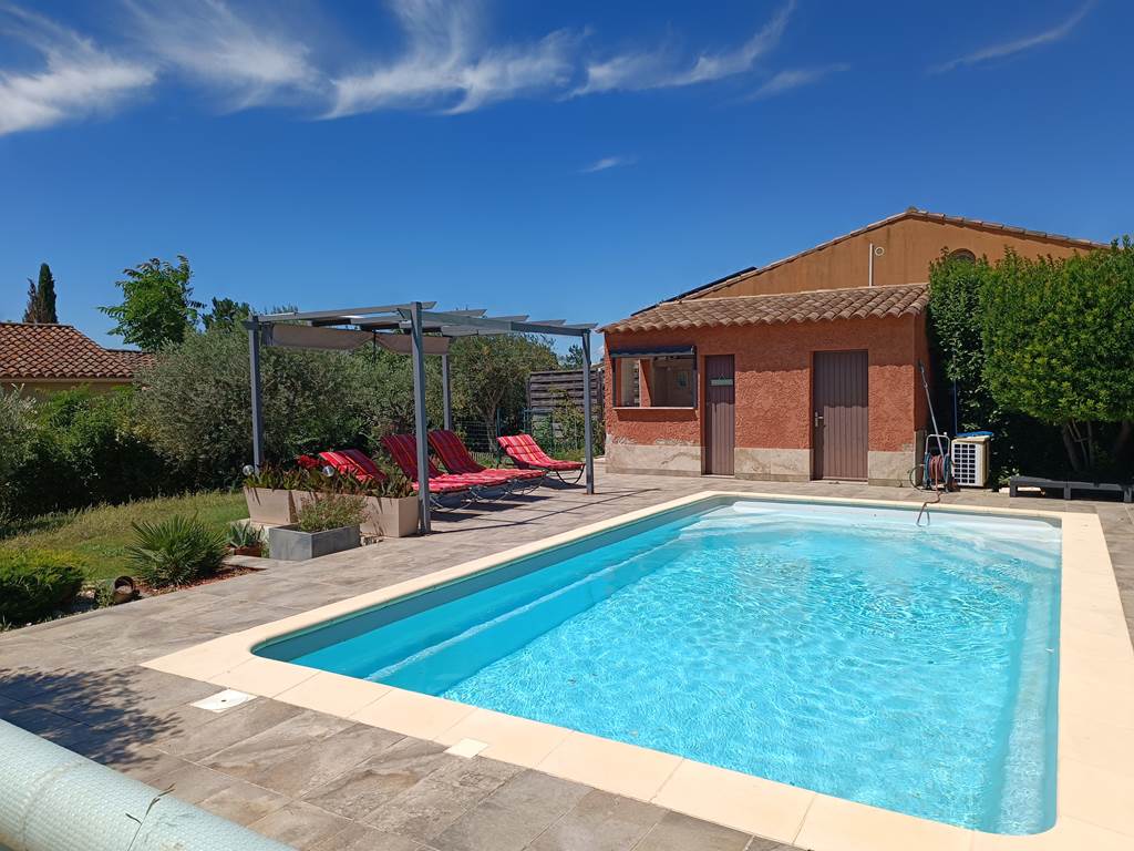 piscine depuis l'entrée