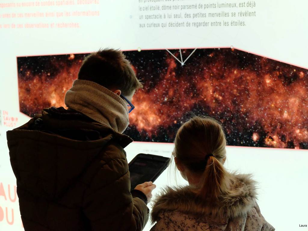 Des expositions alliant panneaux et technologies numériques (Là-Haut, fenêtre sur le Cosmos)