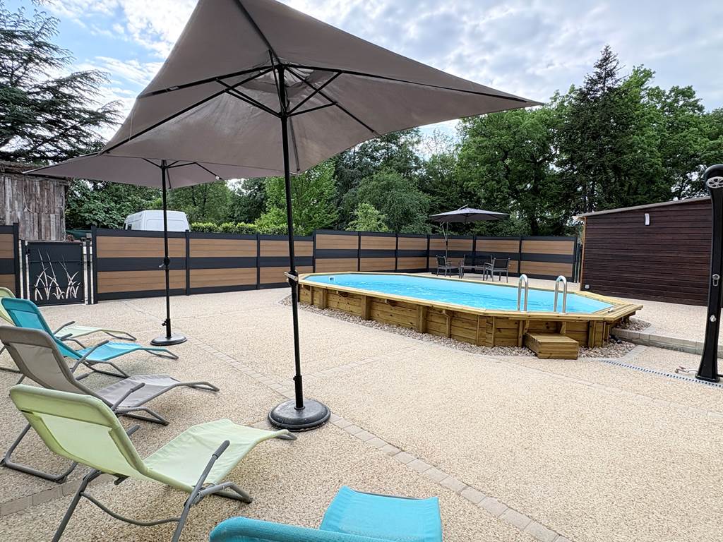 Piscine - transats - salon jardin - parasol