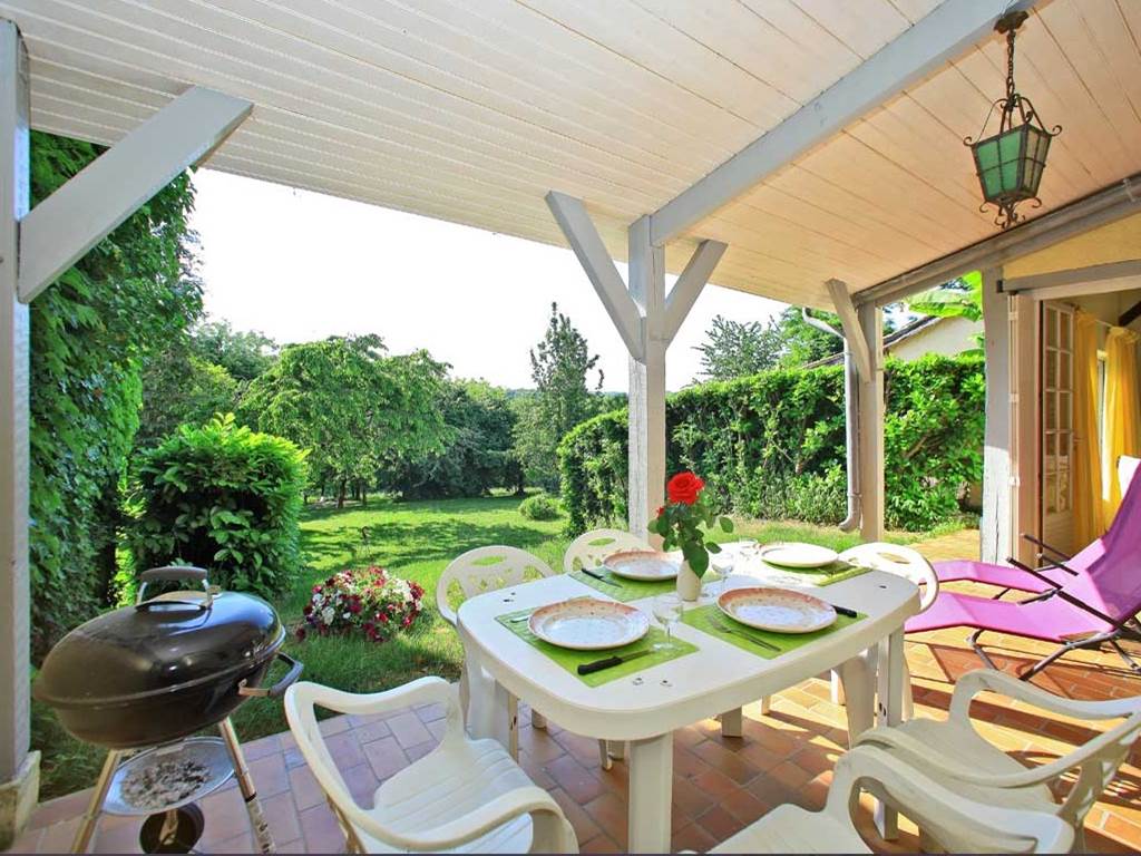 gite convivial et familial avec terrasse couverte proche sarlat