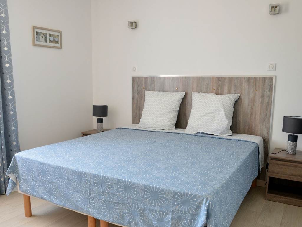 2 Chambre du gîte Divin Etoile lit king size 2_1.8 matelas Epéda bureau volet roulant