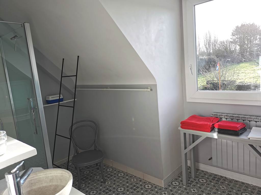 Salle de bain avec vue sur le jardin