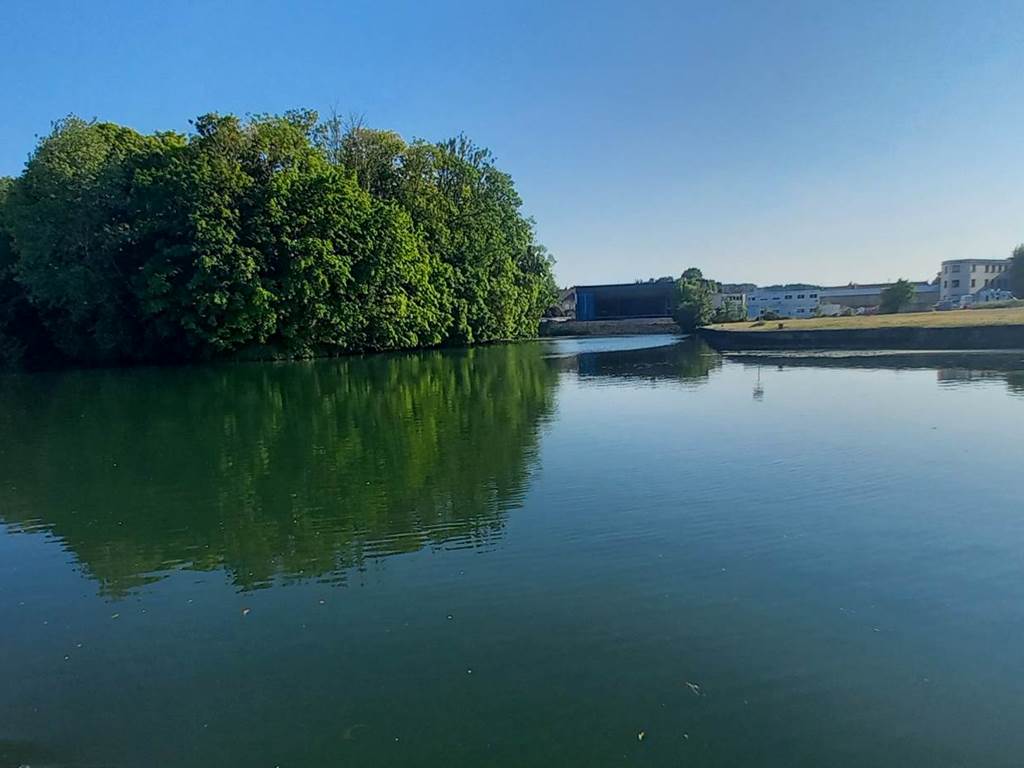 vue sur la Meuse sous un grand soleil
