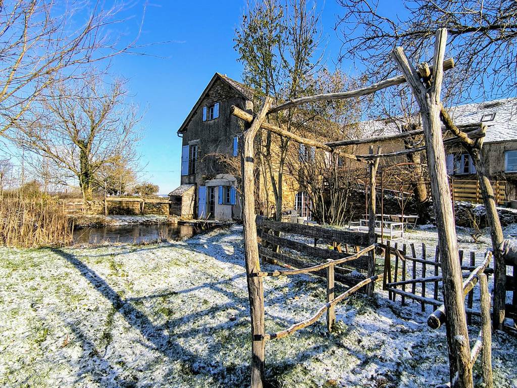jardin-neige-maison-pierre-hiver-saisonnee-centres-aveyron.jpg