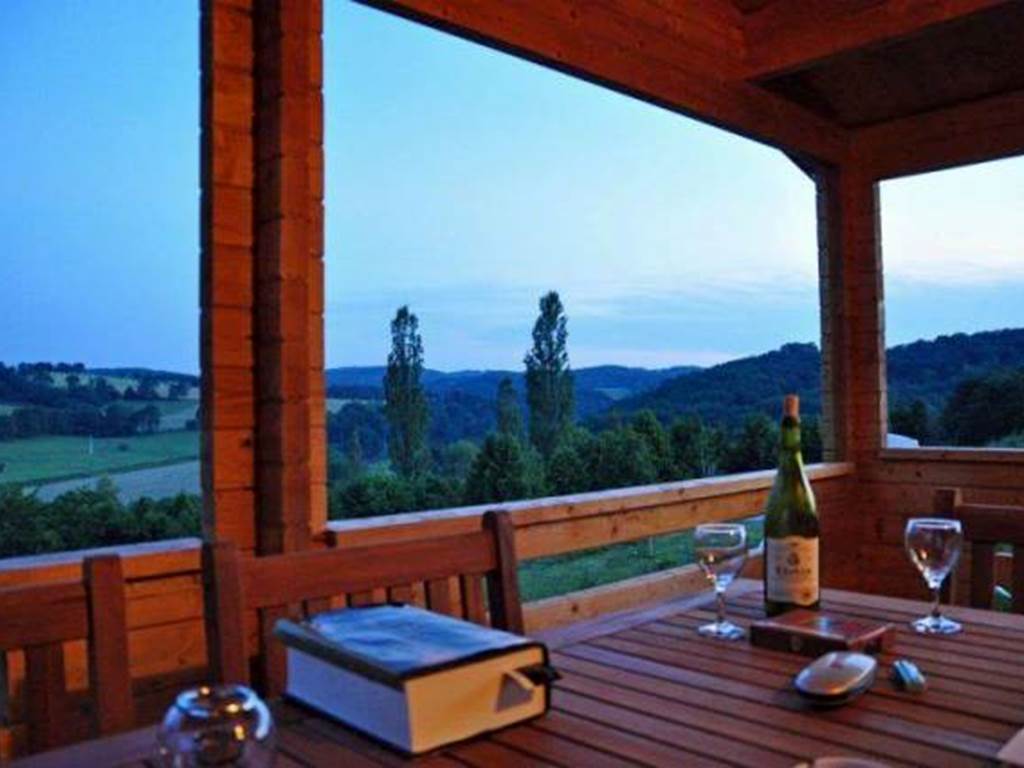 Camping-La-Perle-Vue panoramique d'un chalet