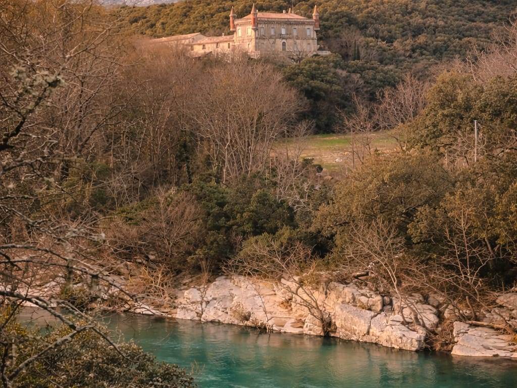 Vue sur le Chateau depuis la rivière