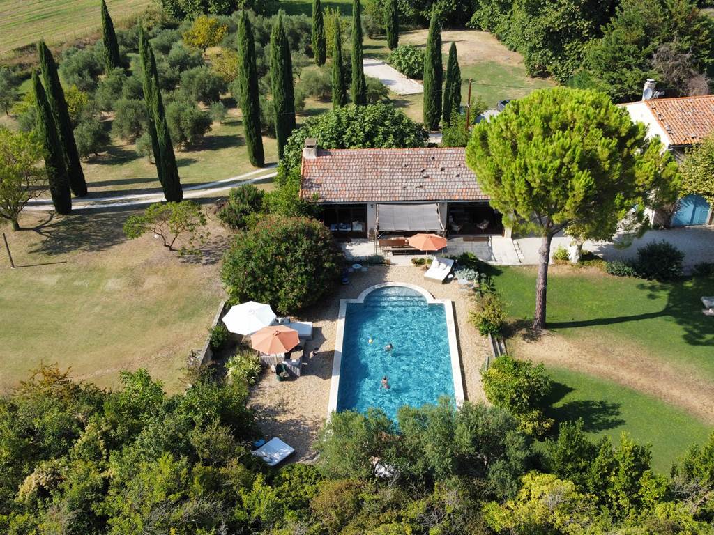 L'orangerie face à la piscine