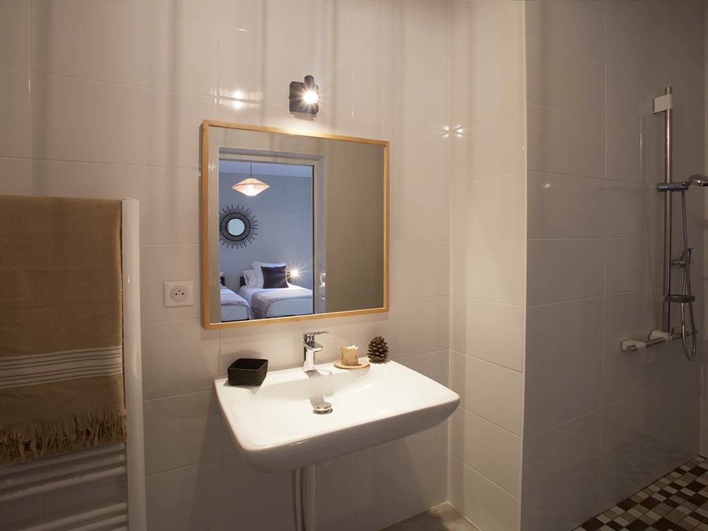 CHAMBRE 6 SDB