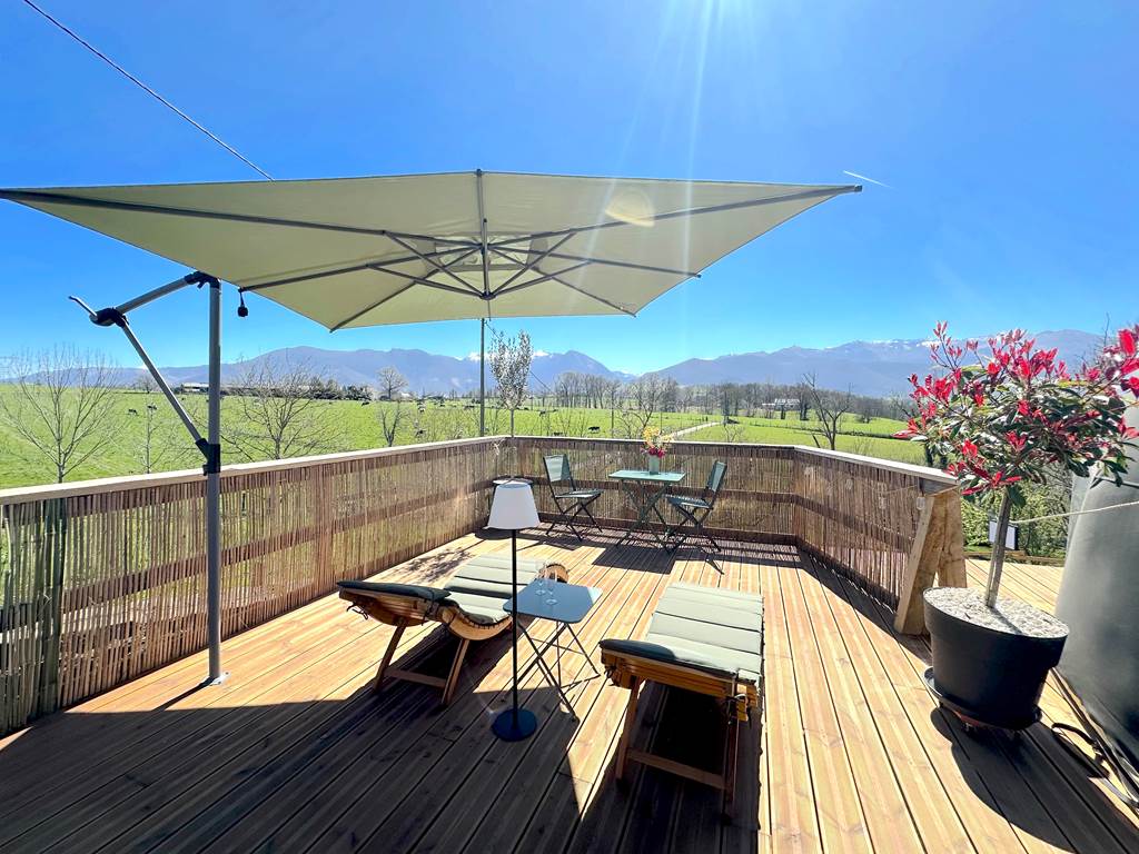 Terrasse ombragée avec un parasol orientable