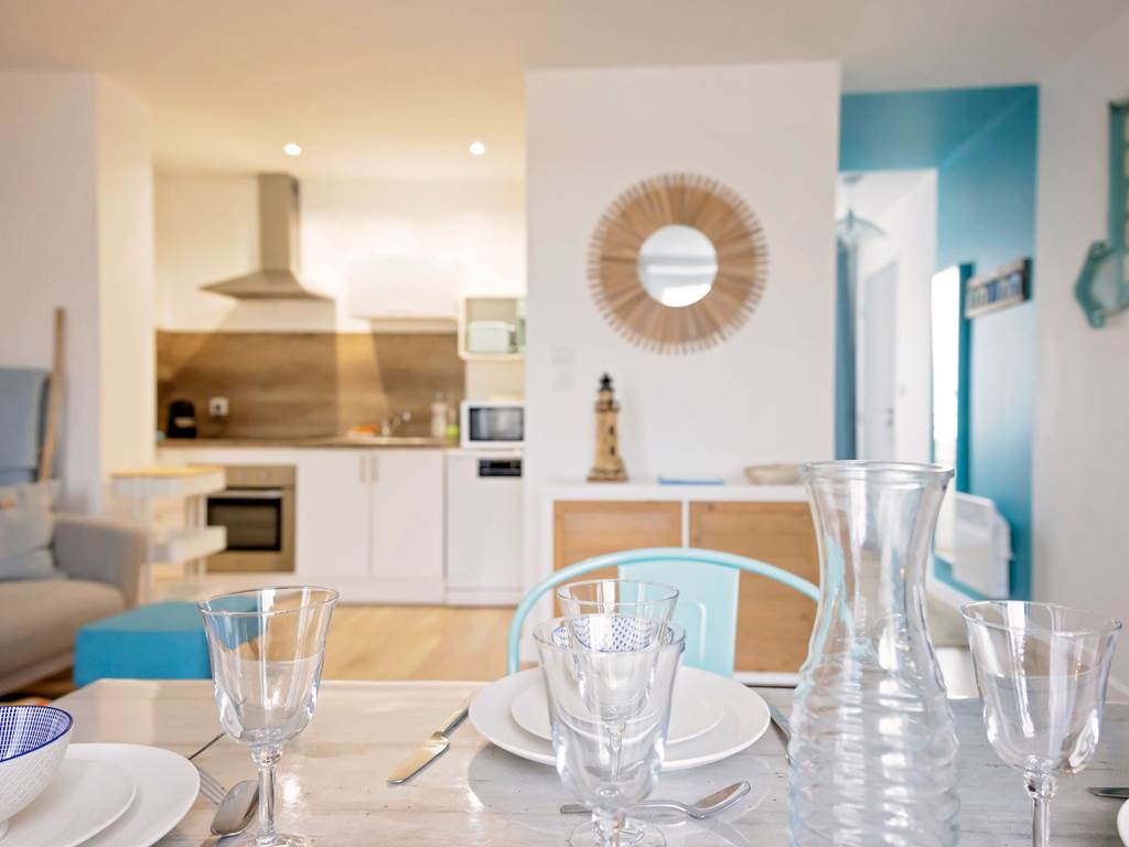 Appart 2 - table et vue cuisine