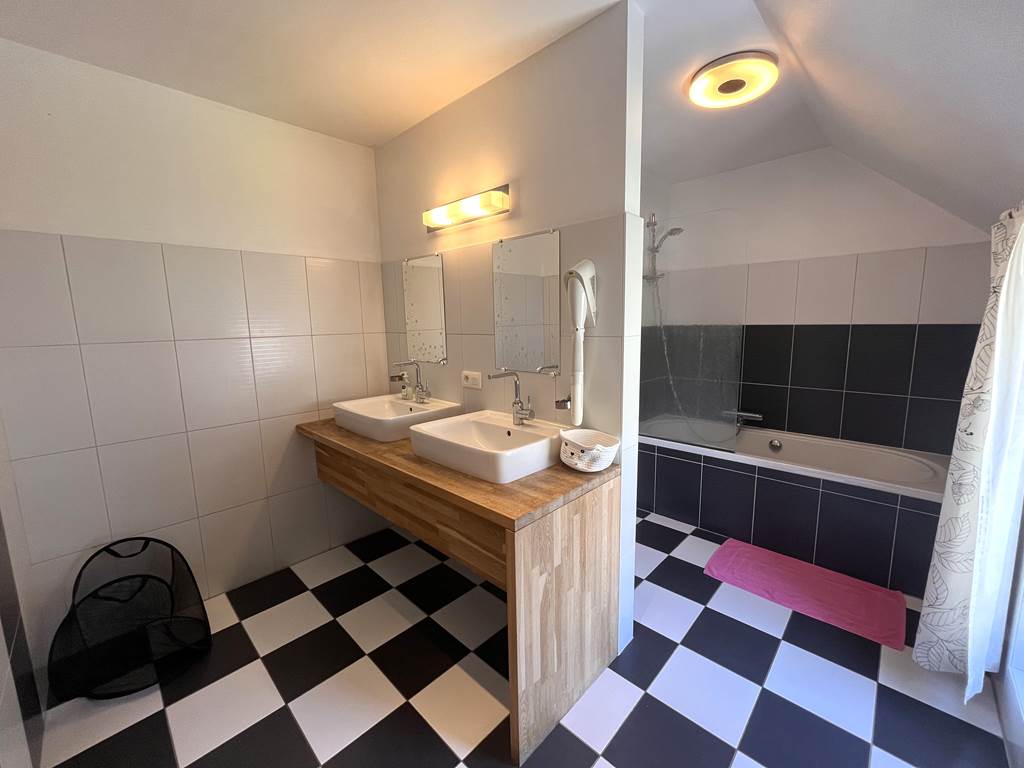 La salle d'eau de la Chambre Fuschia : wc - baignoire/douche - 2 lavabos