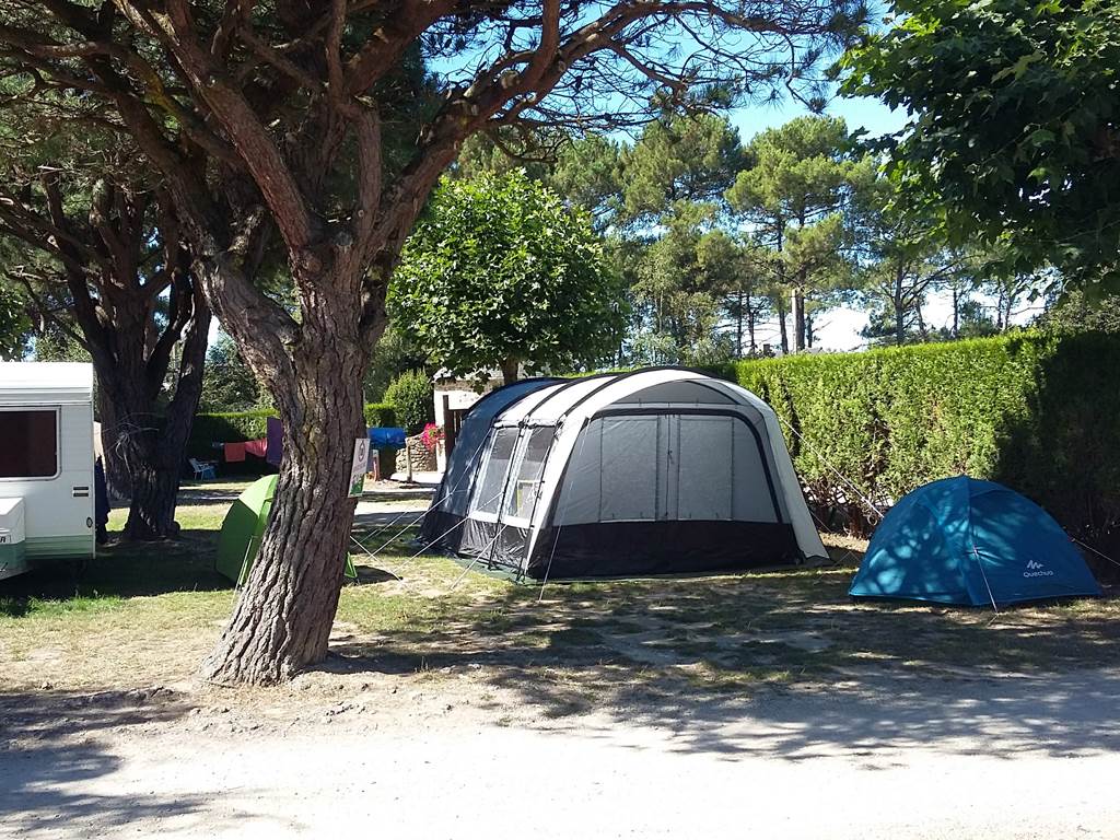 Des emplacements spacieux au camping de la Tour à 300 m de la mer