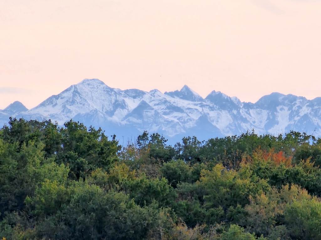 Par temps clair, vue sur les Pyrenees depuis les terrasses
