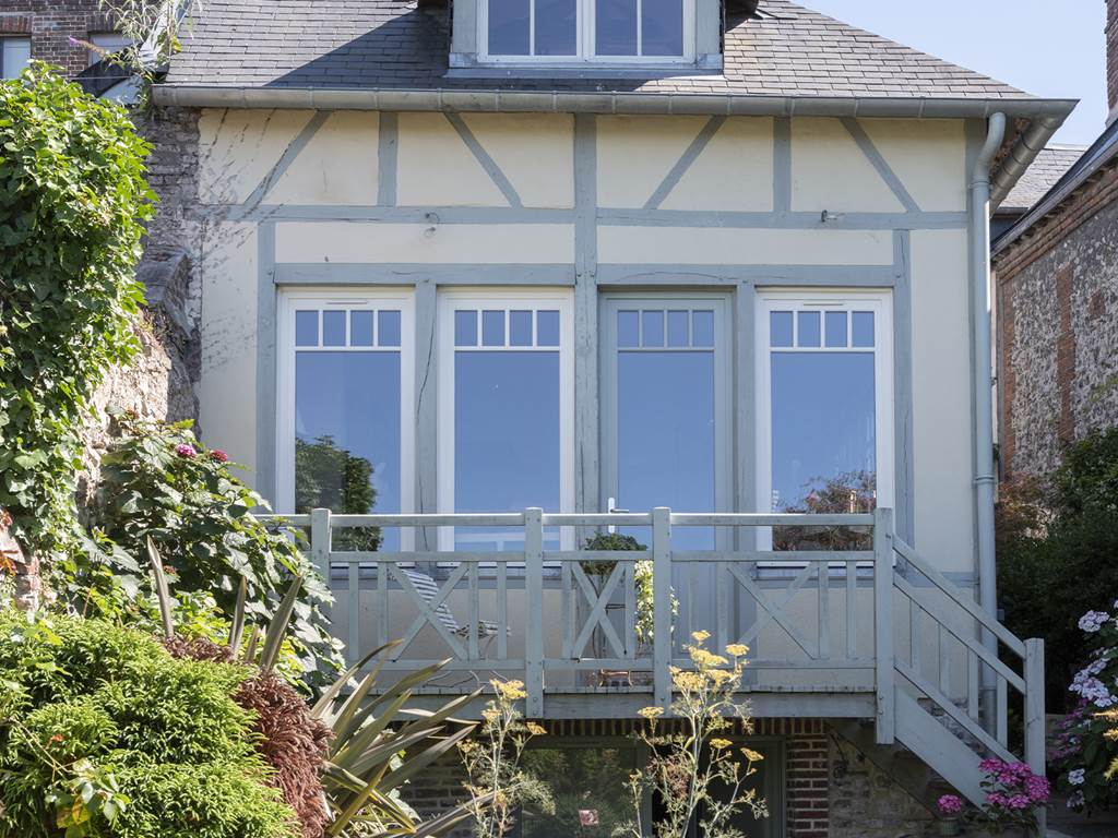 facade-maison-dhotes-jardin-fleuri-terrasse-colombages-honfleur-calvados-normandie