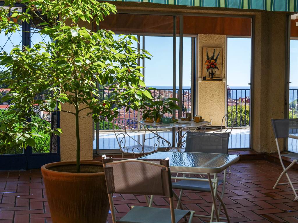 Hotel Ambeille Patio vue sur Collioure et la mer