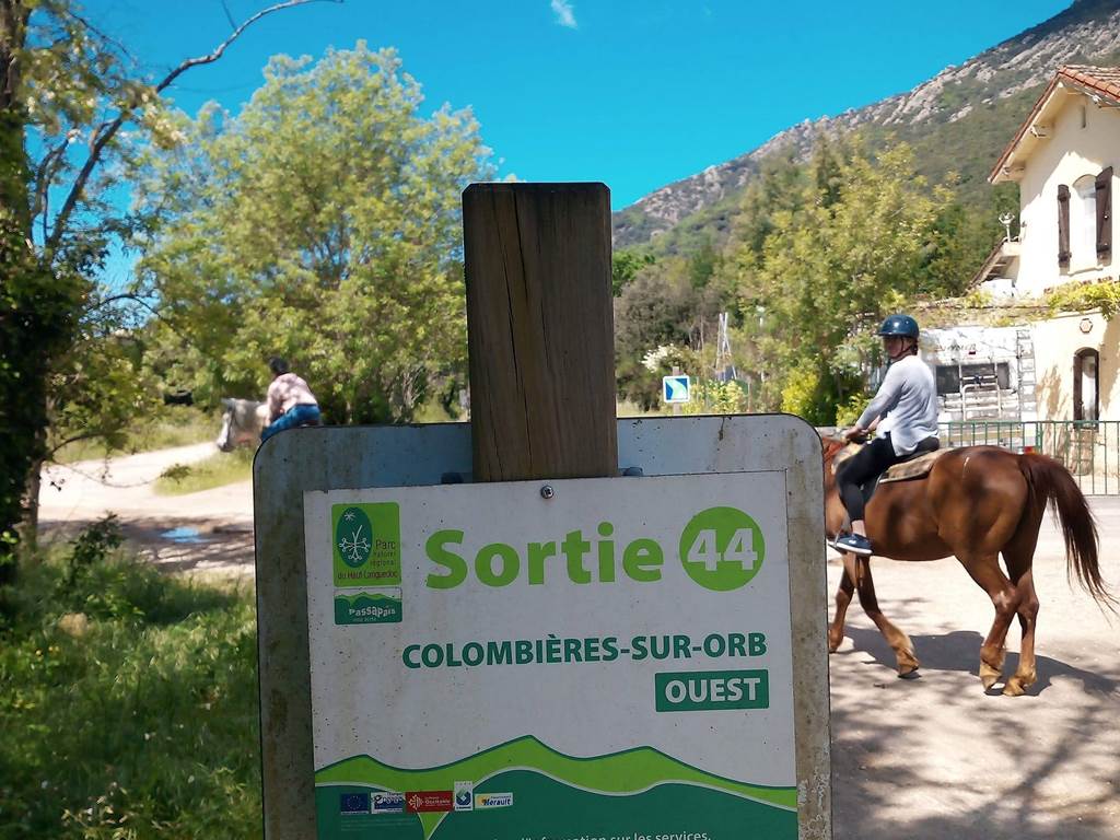 situé le long de la voie verte entre sortie 44 et 43