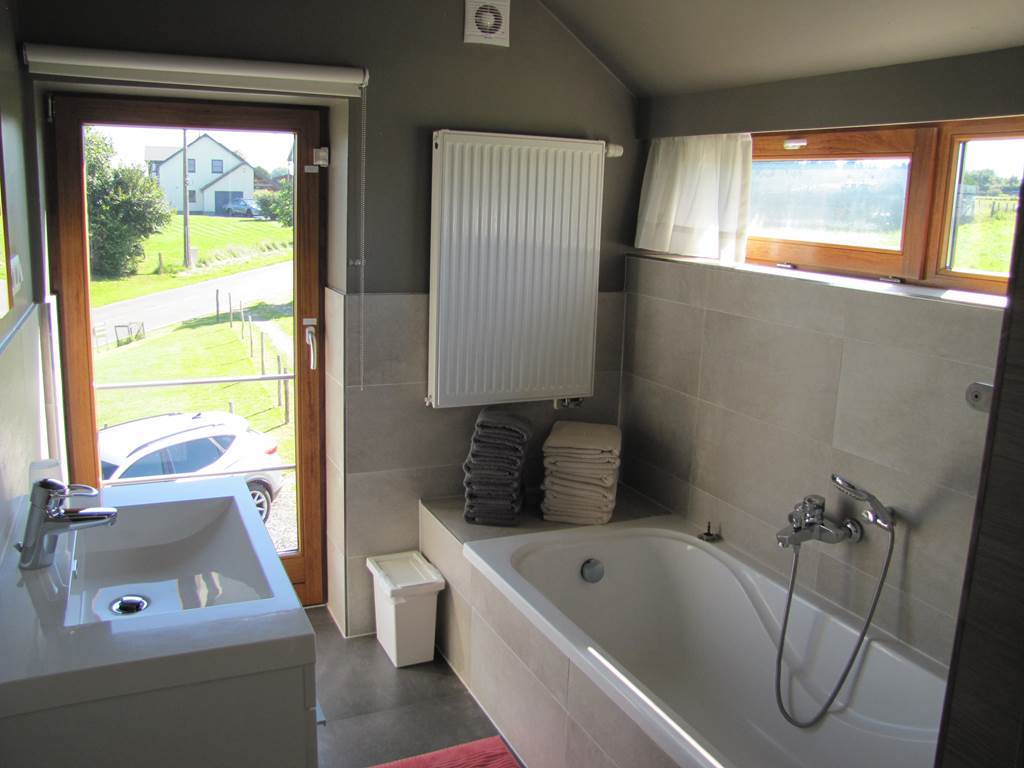 Salle de bain avec baignoire et lavabo