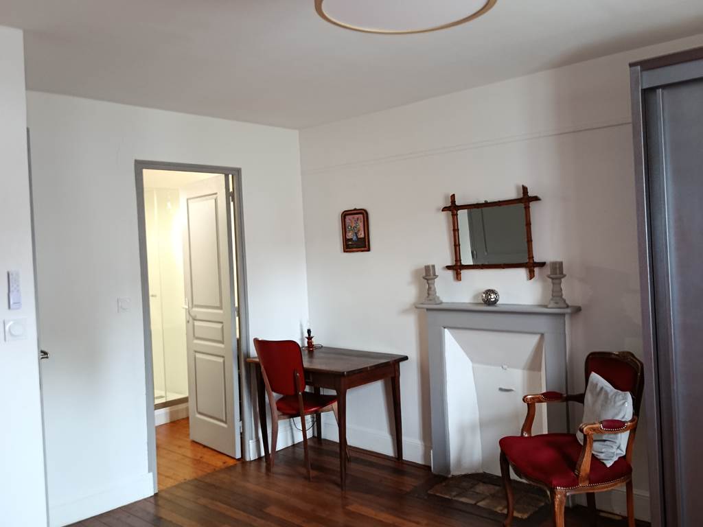 chambre avec ventilateur de plafond