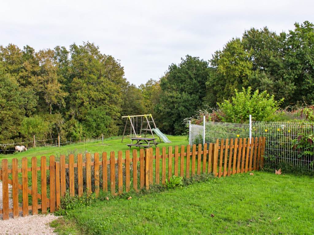 L'espace est cloturé, pour les jeunes enfants..