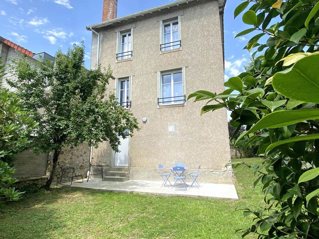 Espace extérieur calme avec terrasse et jardin privé