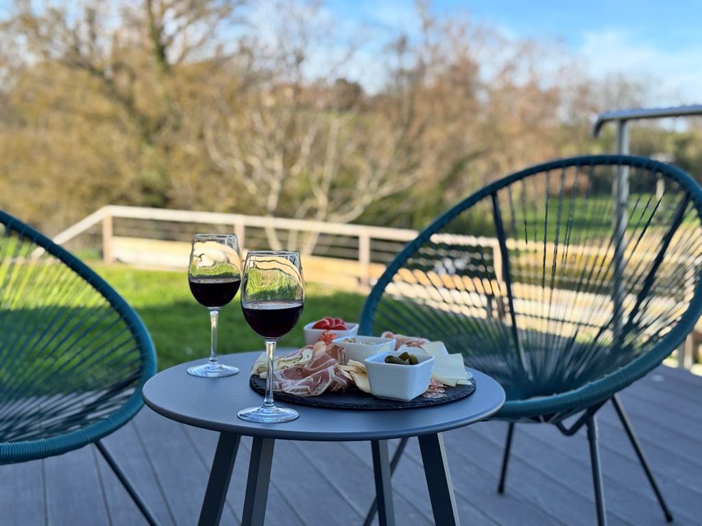 Détente au soleil devant le spa privatif – Spa Le Magnolia