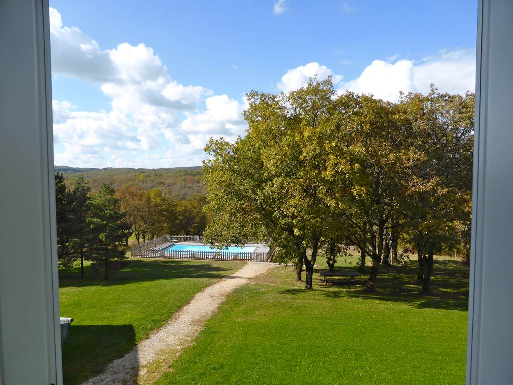 piscine chauffée nature préservée et vallonnée en Périgord Noir